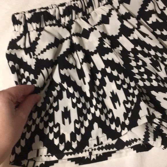 Black and White Patterned Shorts - Picture 2 of 3